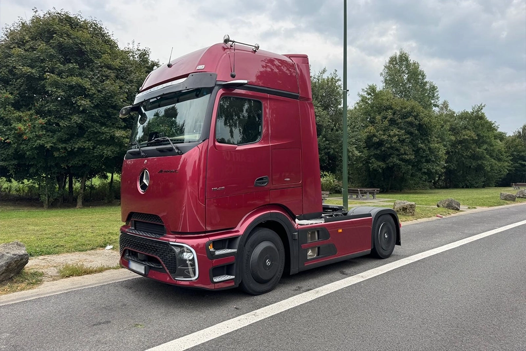 camion modern Mercedes Benz din flota firmei Frank Sinatra Srl