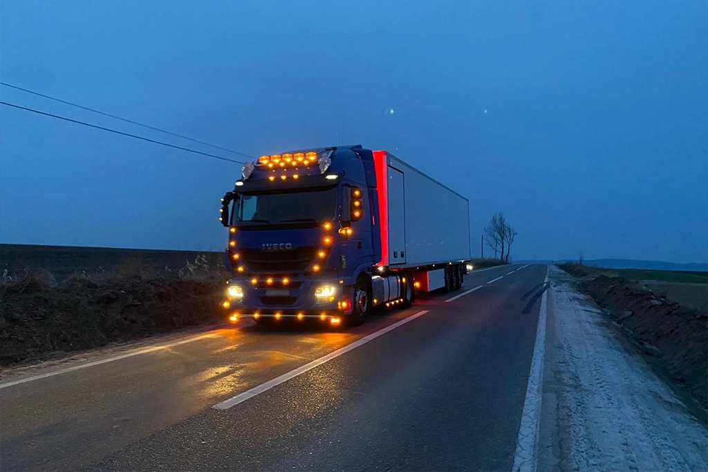 camion Iveco si semiremorca frigo pentru transport marfuri oriunde in Europa