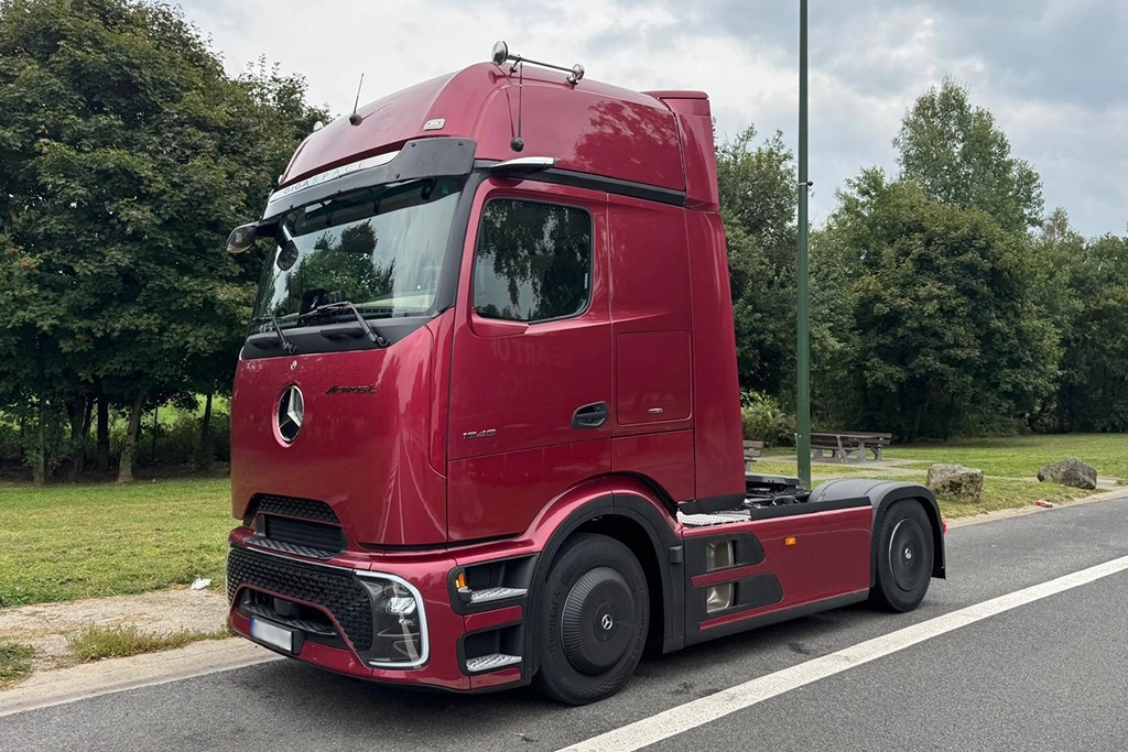 camion modern Mercedes Benz din flota firmei Frank Sinatra Srl